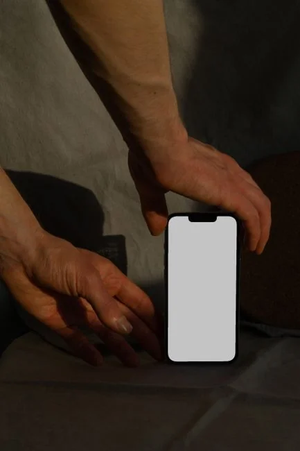 Icônes vectorielles avec téléphone moderne près d’un écran d’ordinateur et d’une carte de crédit, avec des lignes grises sur fond violet